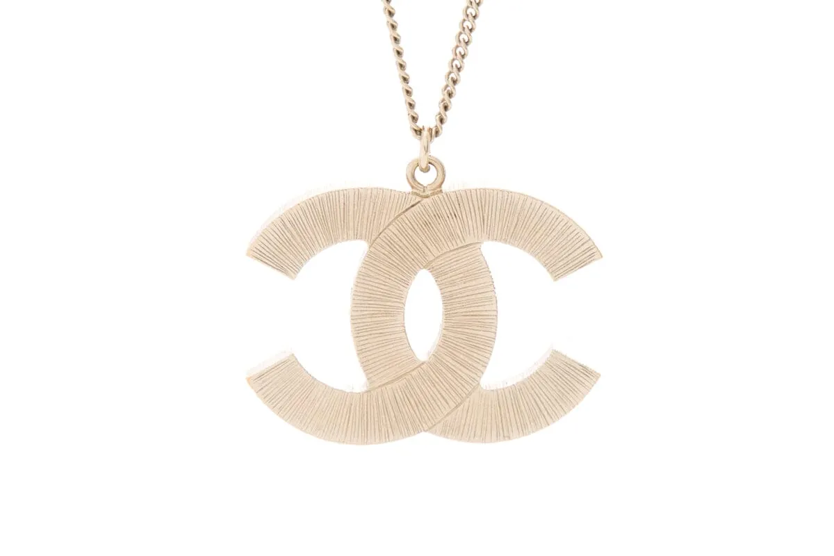 Chanel 2016 Gold Quitled CC Pendeant Necklace