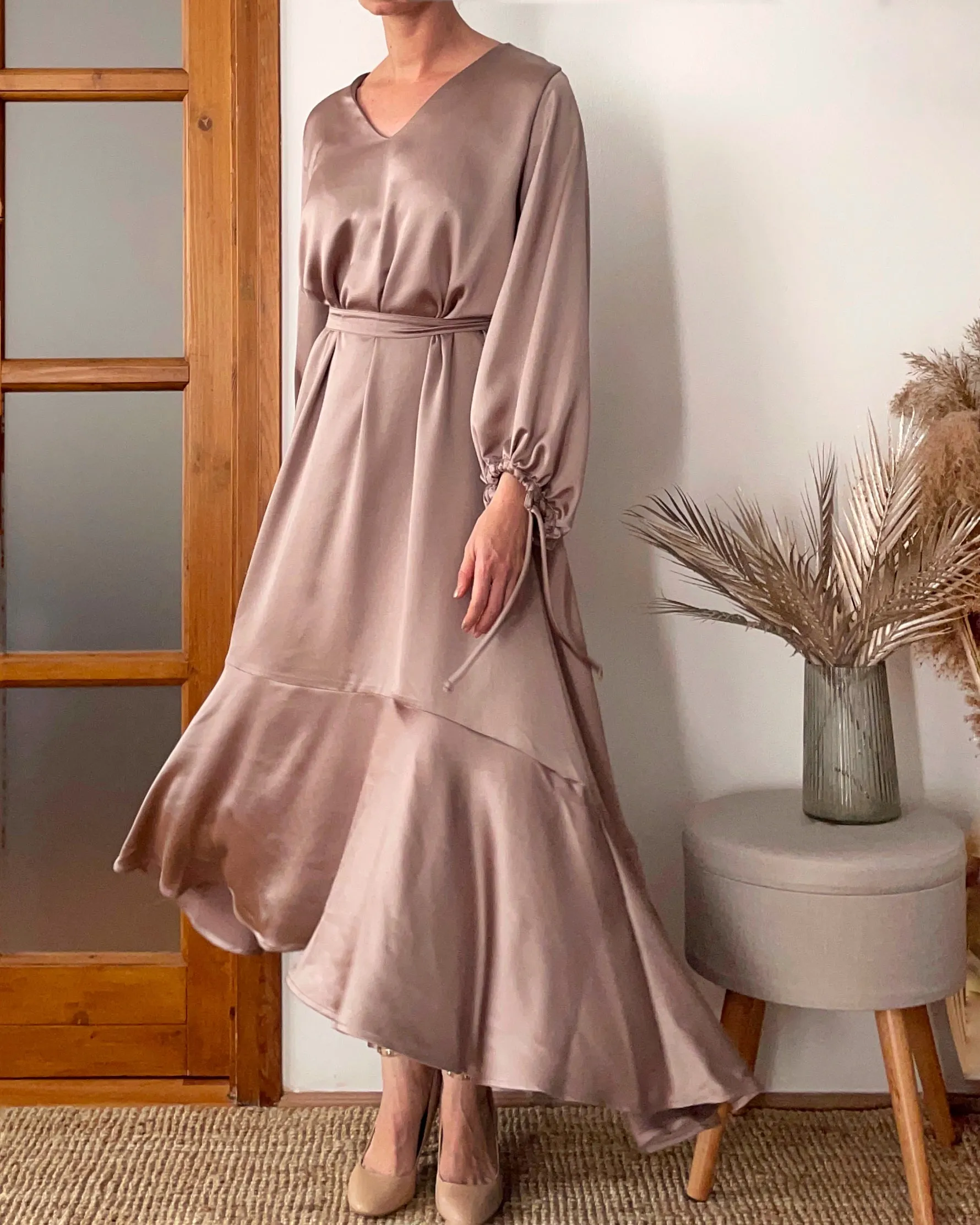 FESTIVE FRIDA DRESS CHAI SATIN