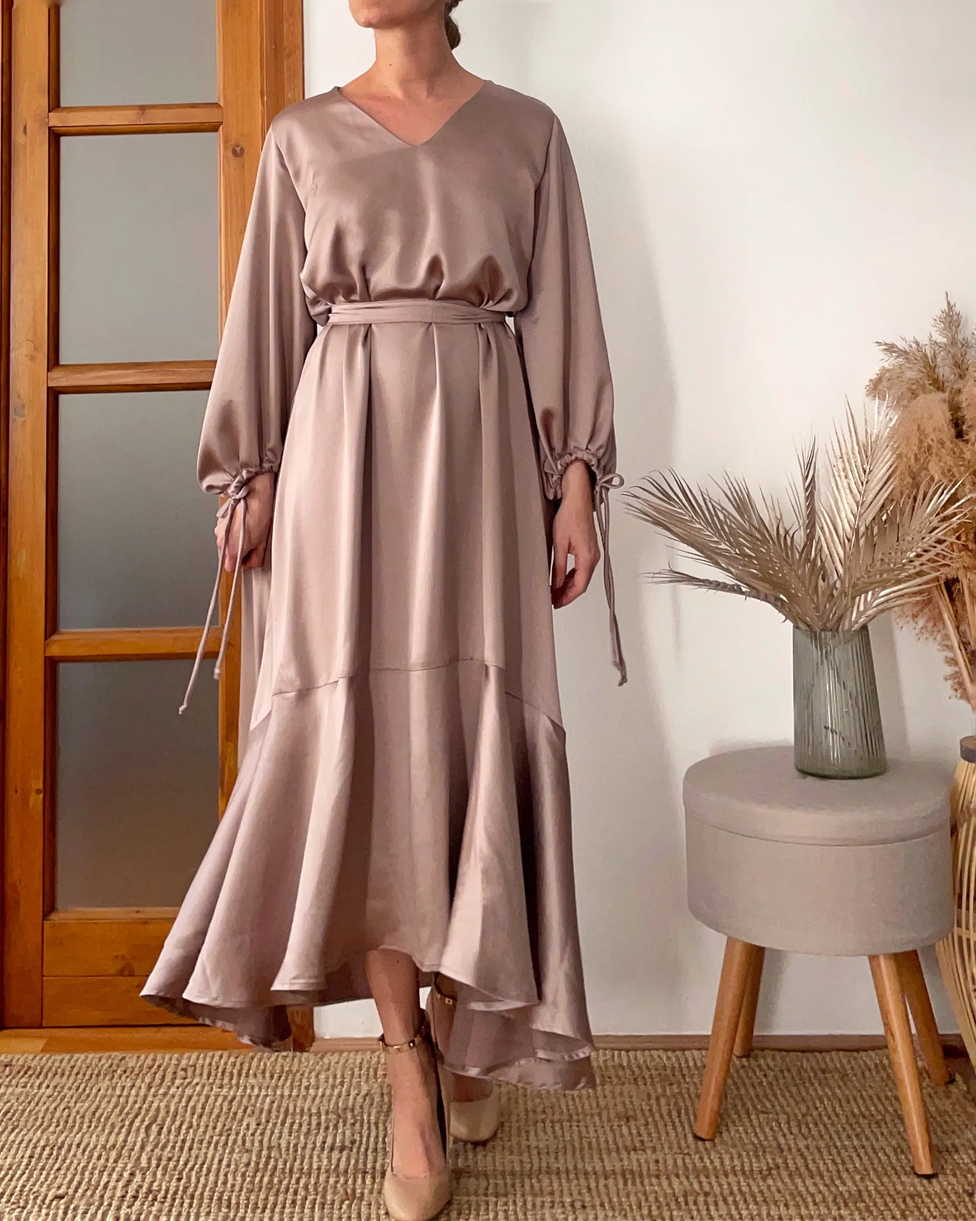 FESTIVE FRIDA DRESS CHAI SATIN