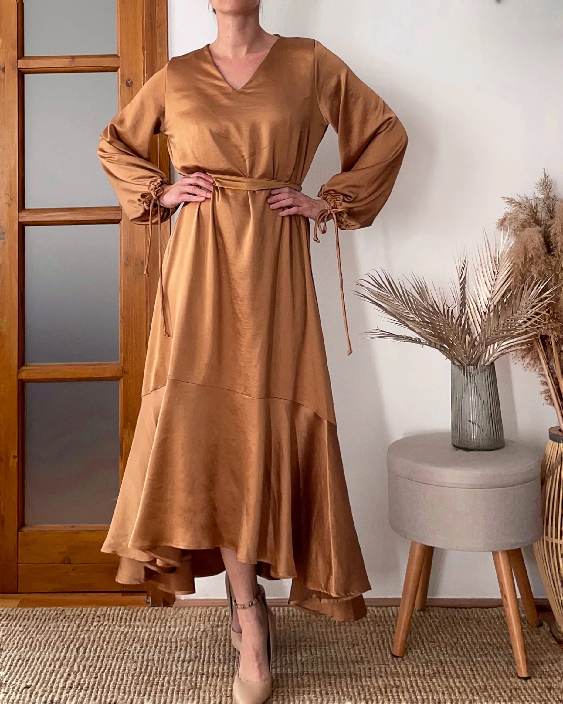 FESTIVE FRIDA DRESS GOLD SATIN