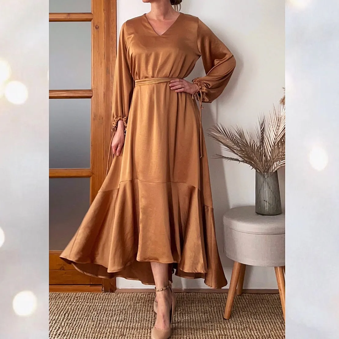 FESTIVE FRIDA DRESS GOLD SATIN