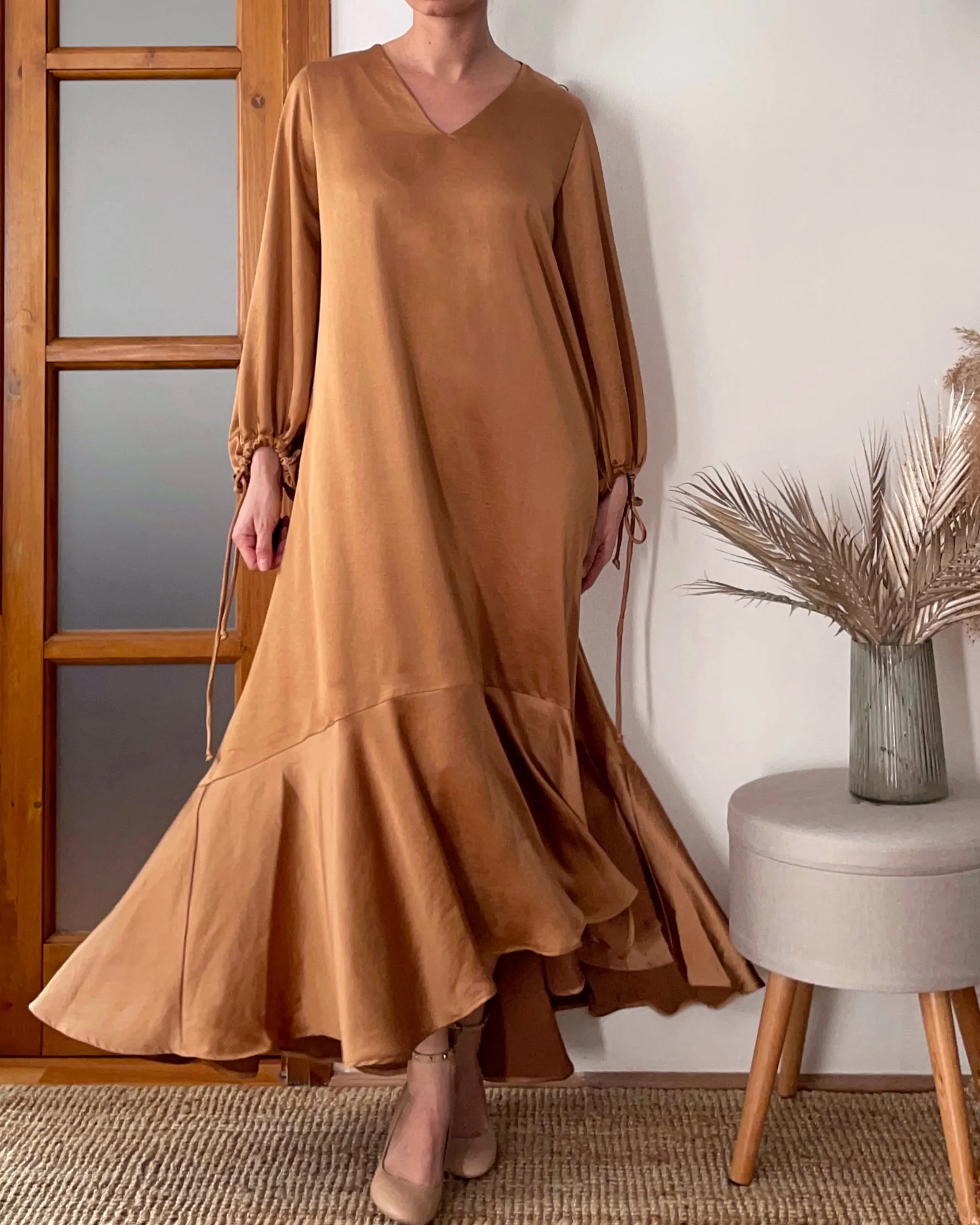 FESTIVE FRIDA DRESS GOLD SATIN